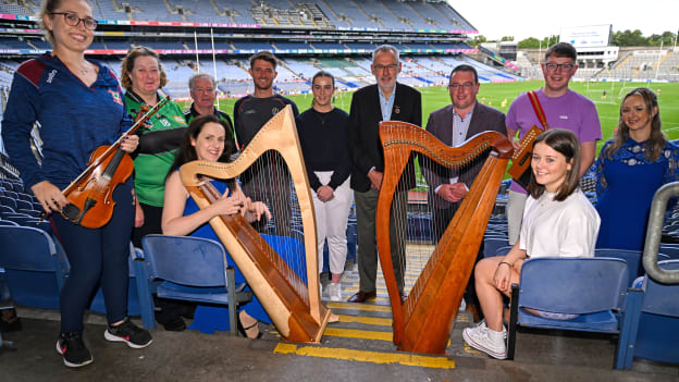 Rannpháirtithe de chuid Scór Sinsir ag ócáid i bPáirc an Chrócaigh le gairid agus iad i gcomhluadar Uachtarán CLG, Labhrás Mac Cárthaigh